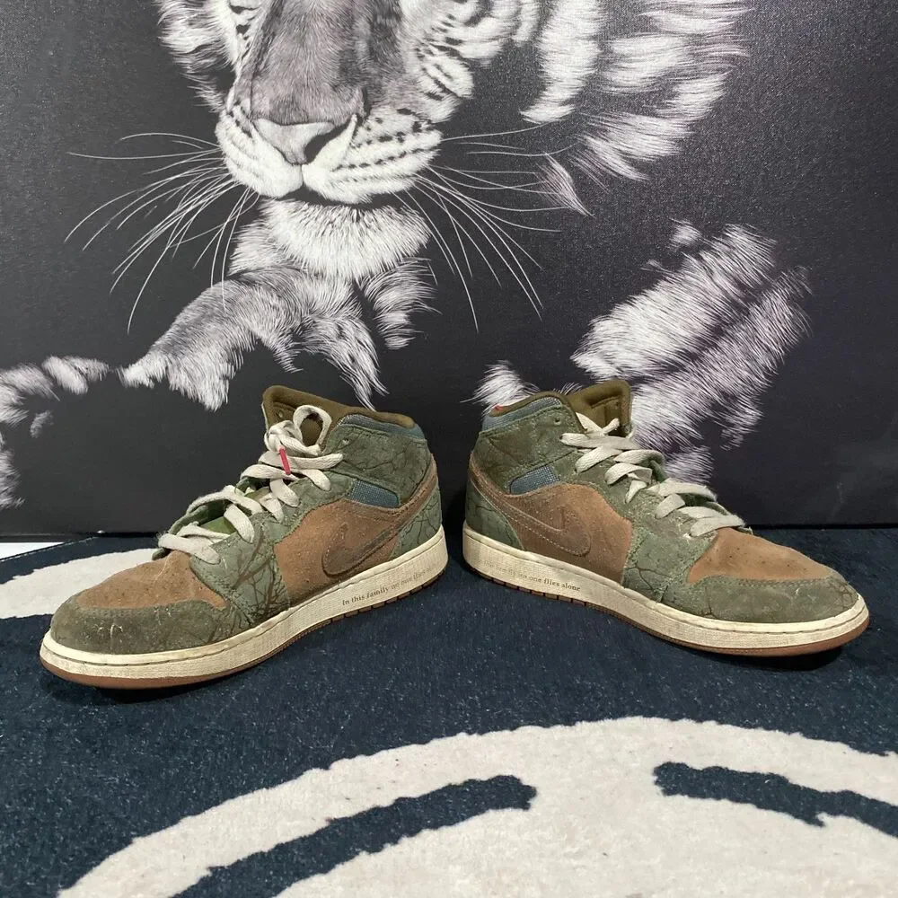 Nike Air Jordan 1 Mid FQ8101-200 Athletic Sneaker Boys 6 Green Leather Walking